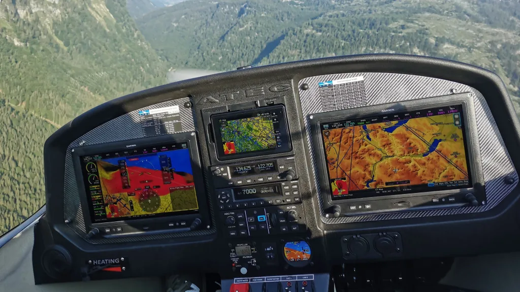 Glass cockpit of the ATEC Faeta NG with Garmin avionics